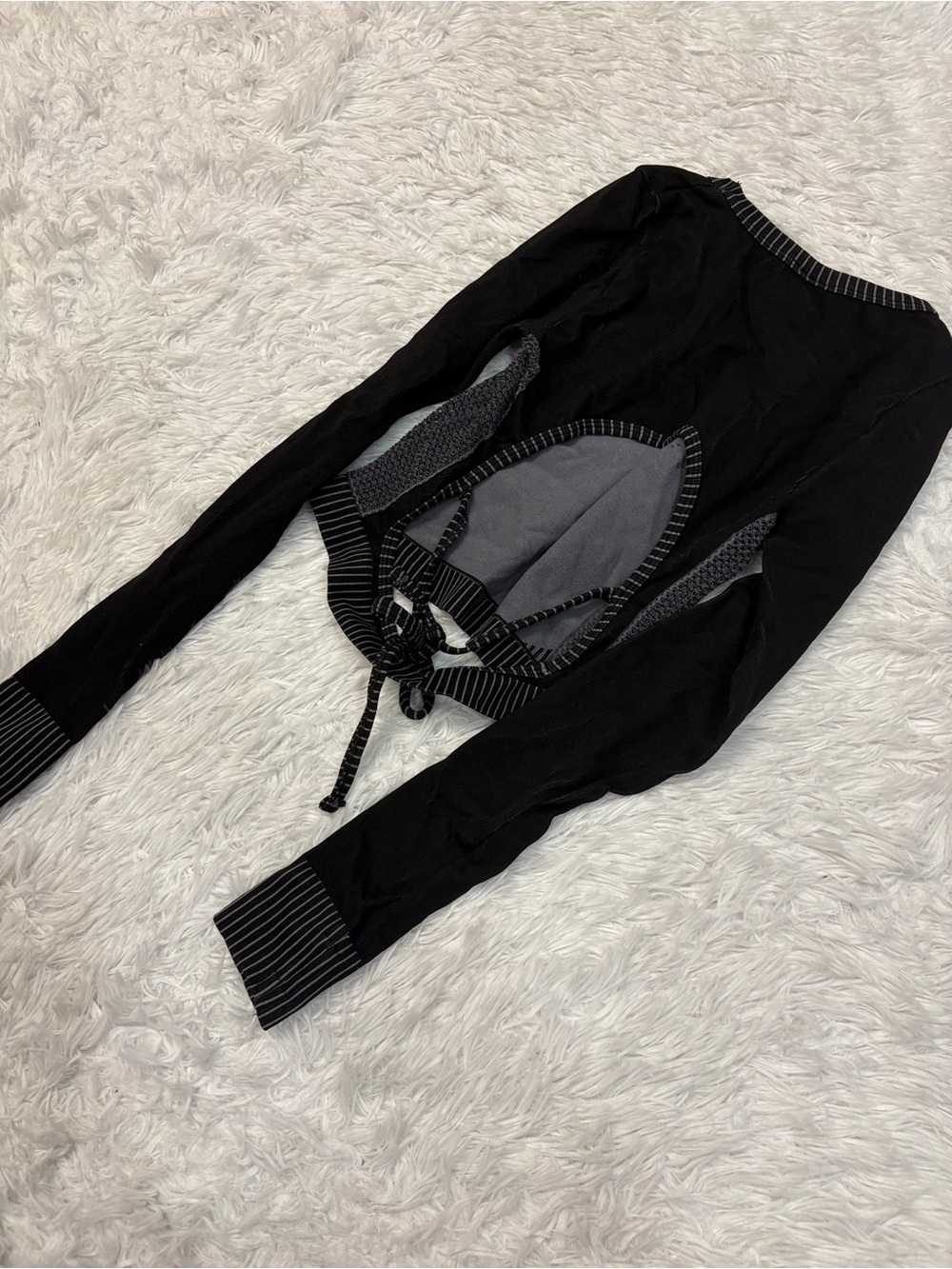 UO iets frans... Black Lara Long-Sleeved Longline Tie-Back Top - Picture 4 of 4